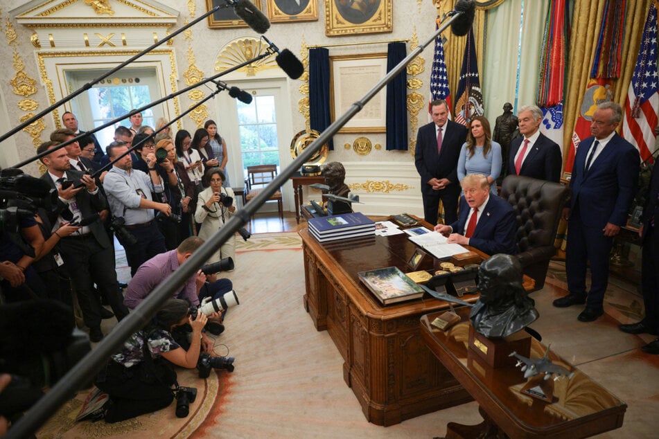 Donald Trump (80) spricht zu Medienvertretern im Weißen Haus.