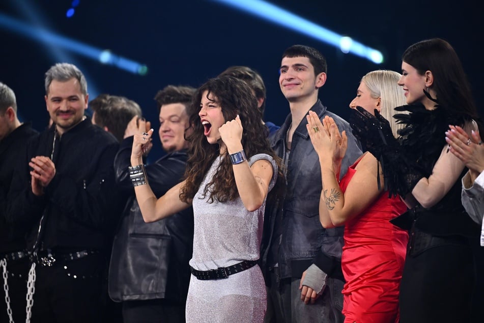 Tünde (Mitte, silbernes Kleid) und Attila Bornemisza (rechts dahinter) alias Abor &amp; Tynna haben es ins Finale von "Chefsache ESC 2025" geschafft.