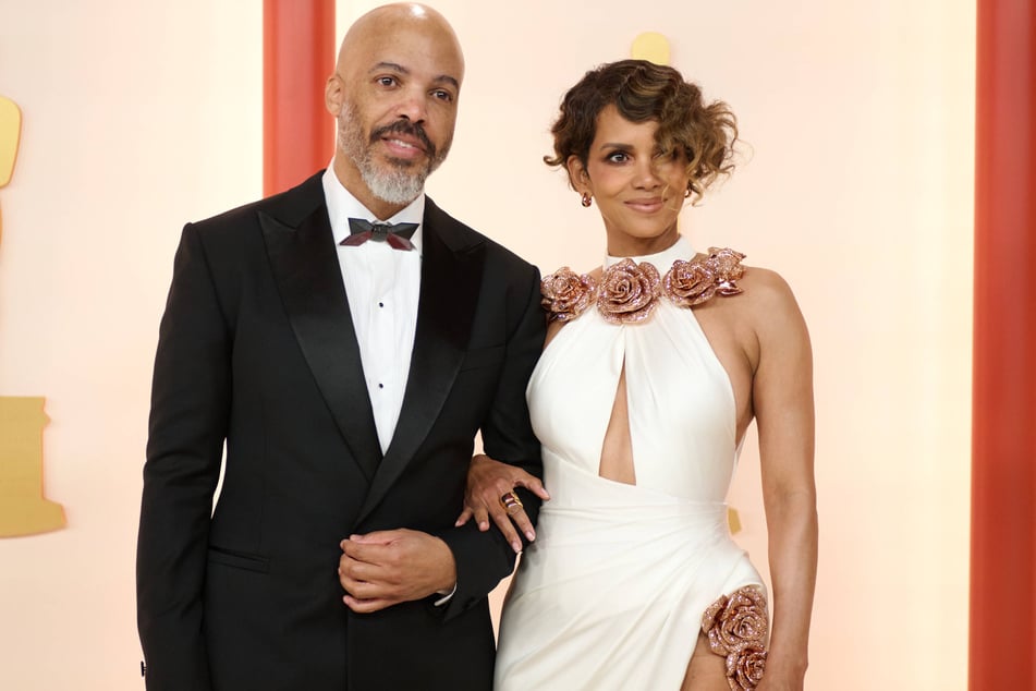 Halle Berry (r.) is engaged to Van Hunt after five years of dating.