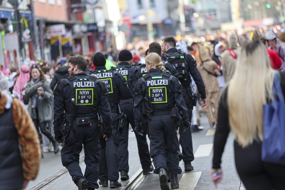 Die Polizei erteilte einem Rentner (76) einen Platzverweis, nachdem dieser die Kehrseite mehrere Frauen fotografiert haben soll.