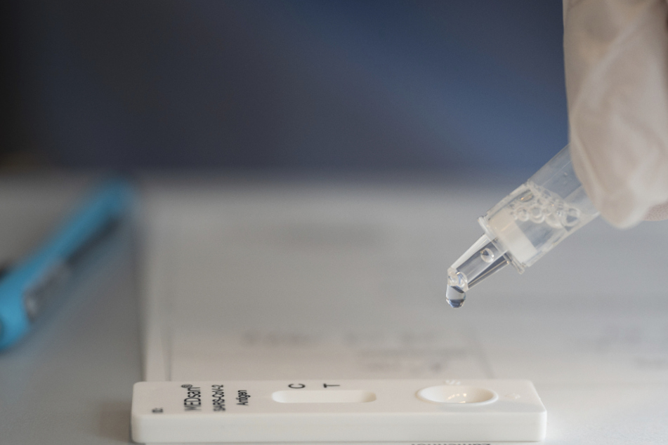 Ein Test auf das Coronavirus wird durchgeführt.
