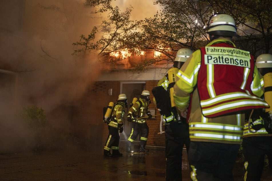 Flammen schlagen aus der brennenden Rettungswache in Winsen.