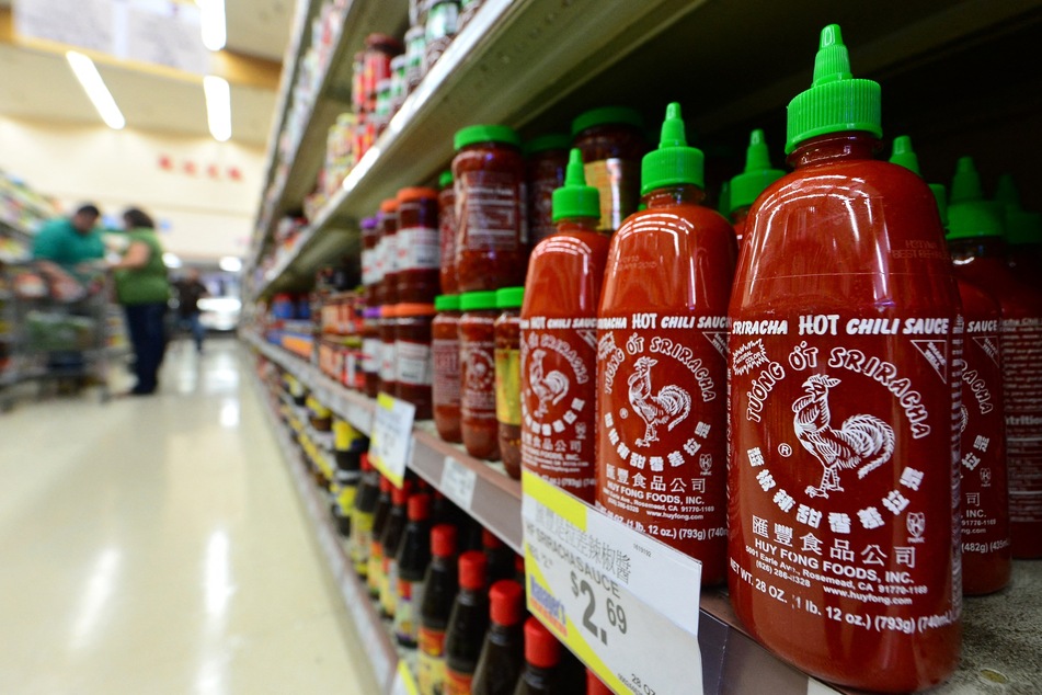 Aus vielen Supermarkt-Regalen in den USA verschwunden: die beliebte Sriracha-Soße von "Huy Fong Foods", zu erkennen am Logo mit dem weißen Hahn.