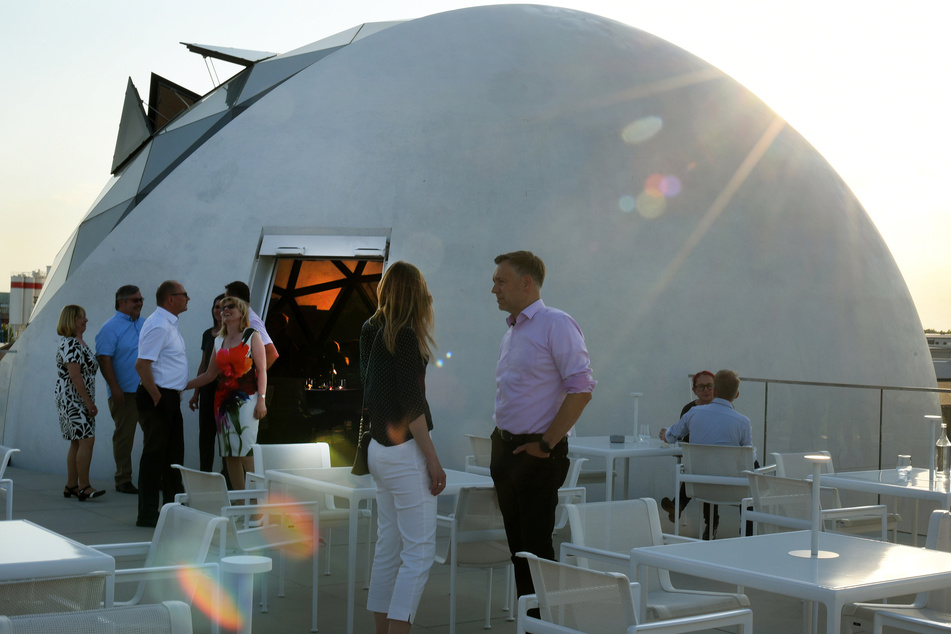 Jeden Mittwoch Abend können 35 Gäste im "Niemeyer Sphere" die je nach Lichteinfall unterschiedliche Stimmung bei einem Menü genießen.