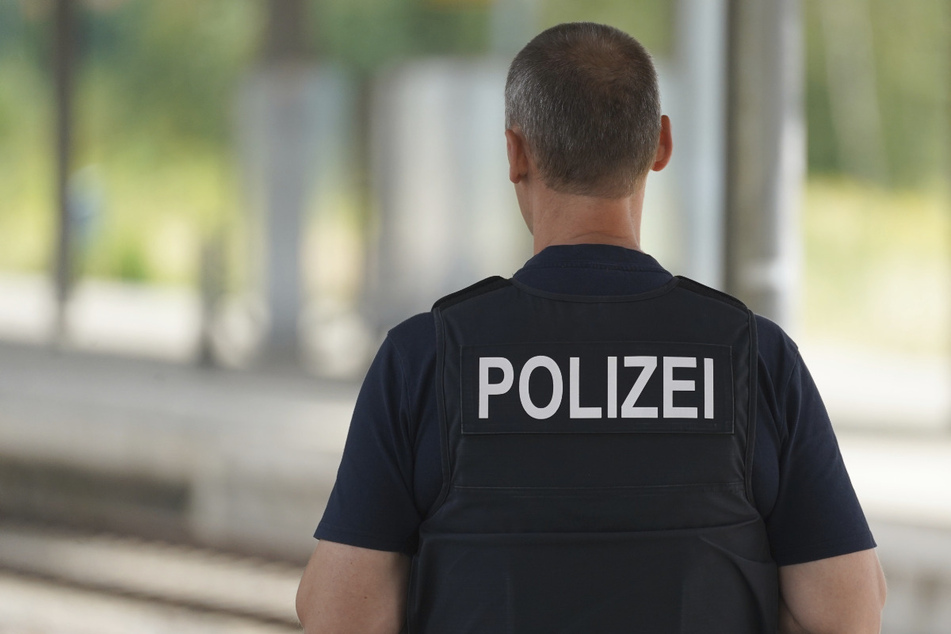 Die Bundespolizei in Sachsen ermittelt in zwei Fällen von Körperverletzung und Bedrohung in Zügen.