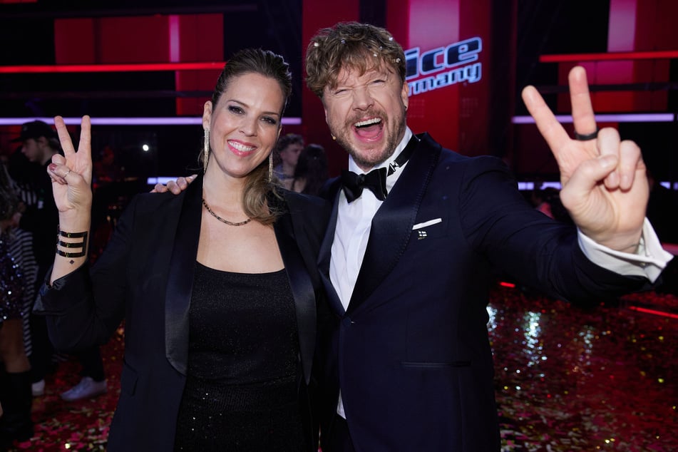 Jennifer Lynn (46) aus Regensburg freute sich mich ihrem Coach Samu Haber (48) über den Sieg von "The Voice of Germany".