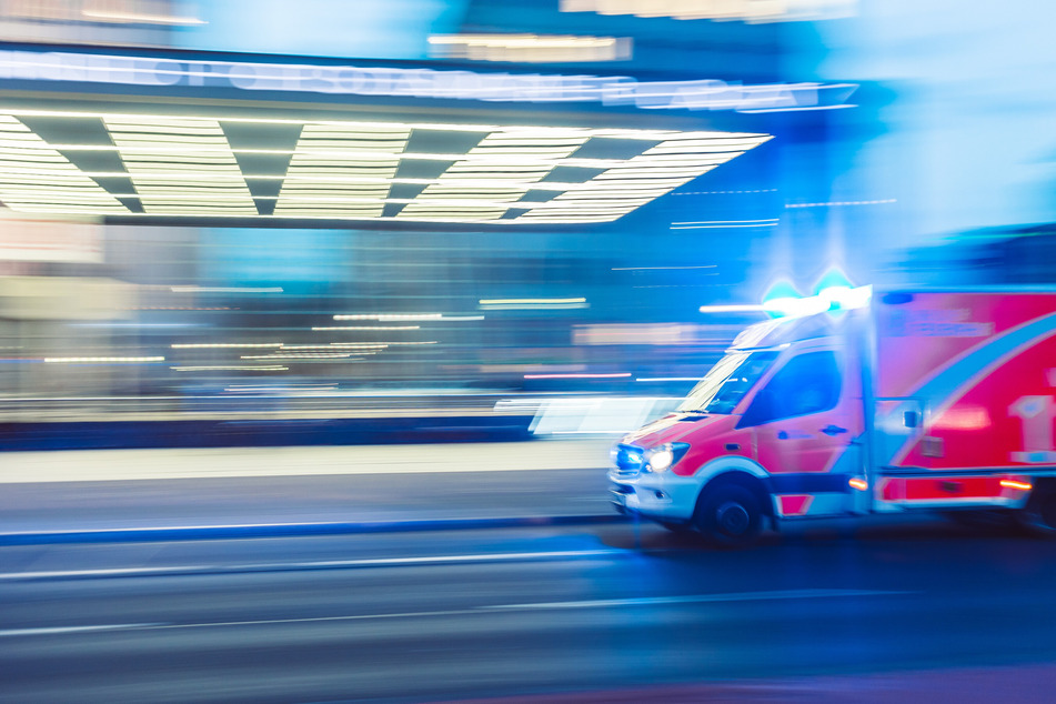 Rettungskräfte brachten den BMW-Fahrer ins Krankenhaus, nachdem dieser über Nackenschmerzen geklagt hatte. (Symbolbild)