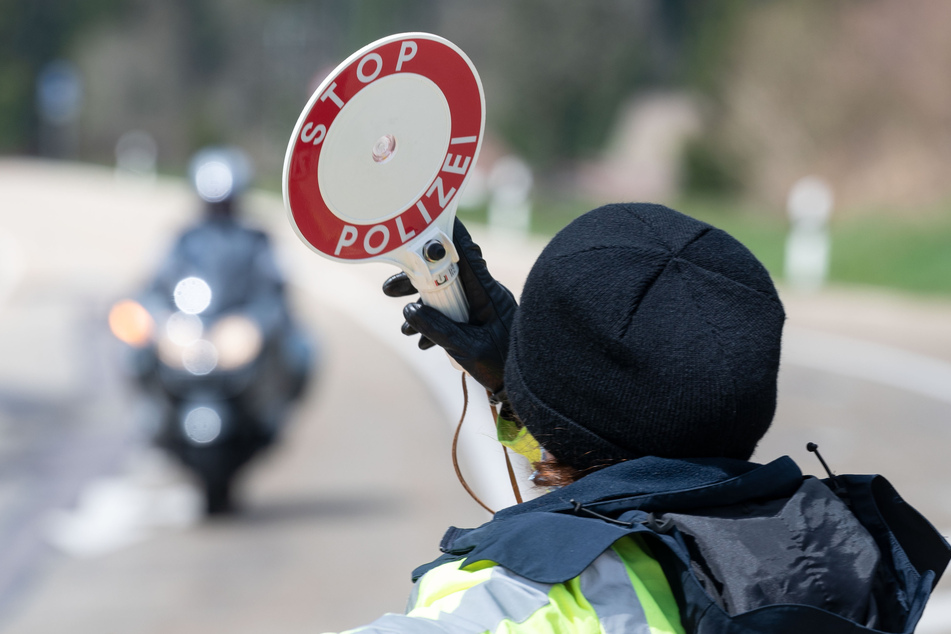 Versuchte Tötung! Jugendliche überfahren Polizistin mit Opel