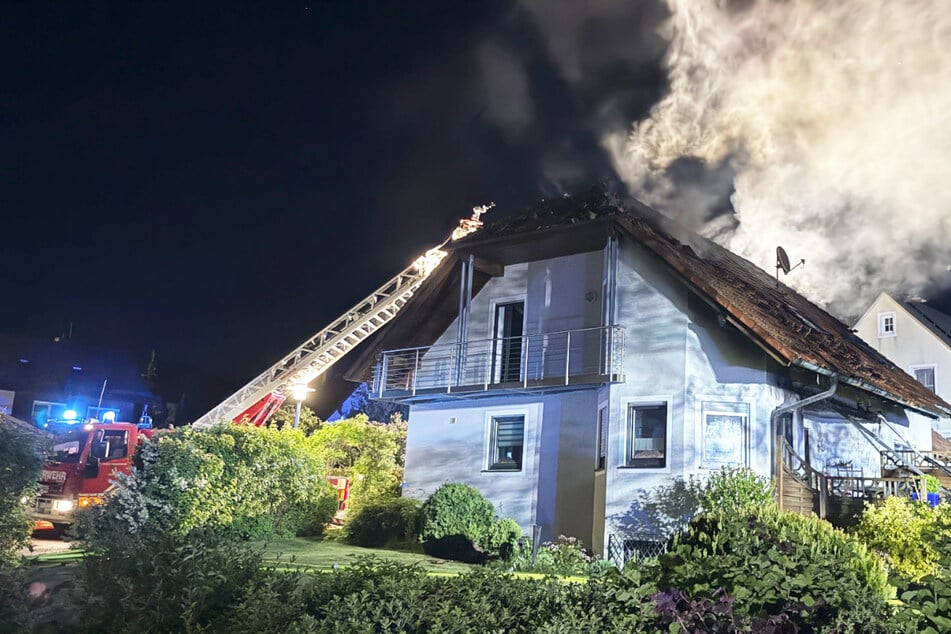 Der Dachstuhl des Hauses in Kastl stand in Flammen.