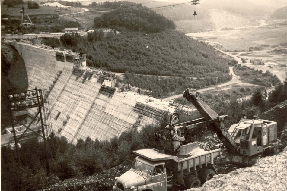 Die Talsperre Gottleuba wurde von 1965 bis 1976 gebaut, aber bereits 1974 in Betrieb genommen.