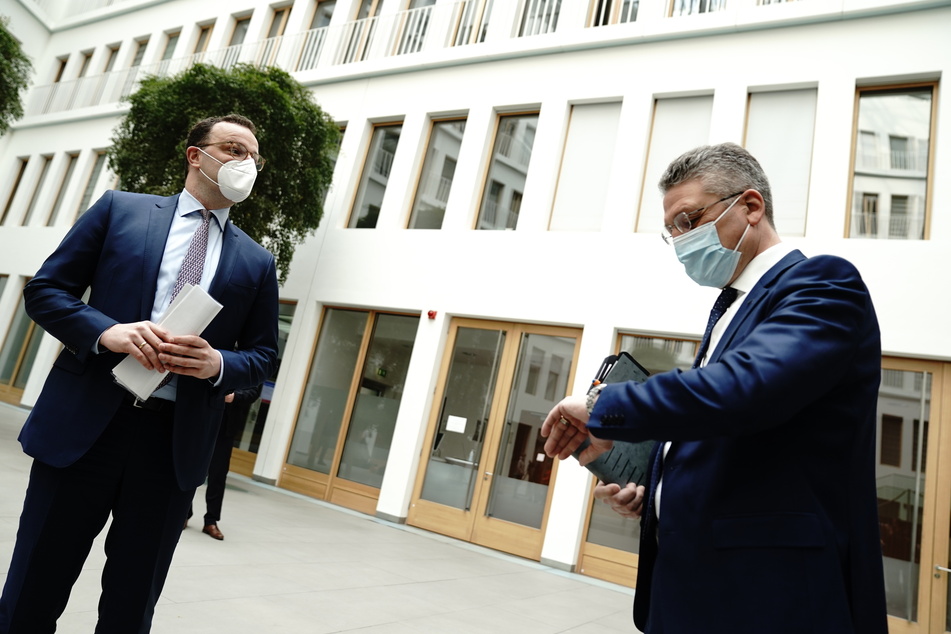 Spahn und Wieler (r.) kurz vor der Pressekonferenz am Freitag. Die Zeit läuft: Wieler befürchtet, dass die Infektionen heftig weiter ansteigen werden.