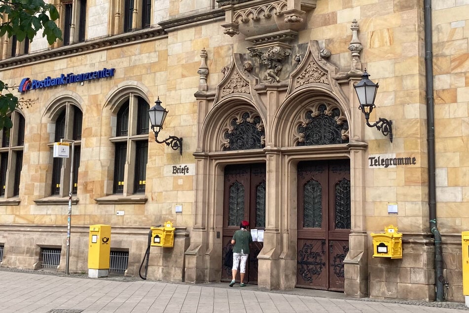 Die Postbank-Filiale im Breiten Weg musste vorübergehend evakuiert werden. (Archivbild)