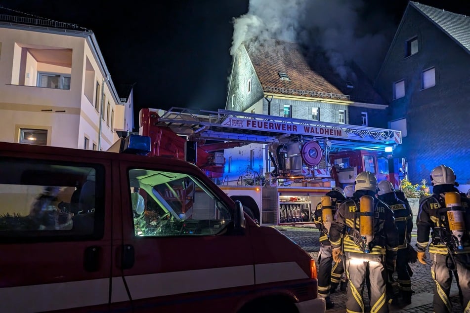 Die Feuerwehr rückte am Samstagabend zu einem Wohnungsbrand in Hartha (Landkreis Mittelsachsen) aus.