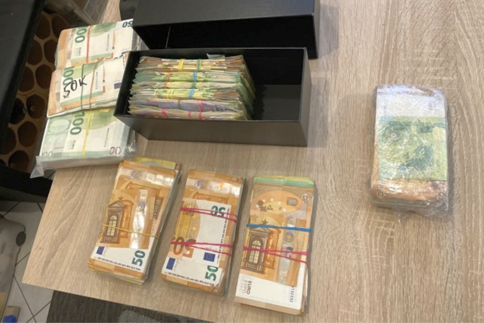 Neben mehreren Kilogramm Drogen stellten die Polizisten auch eine halbe Million Euro in Bargeld sicher.