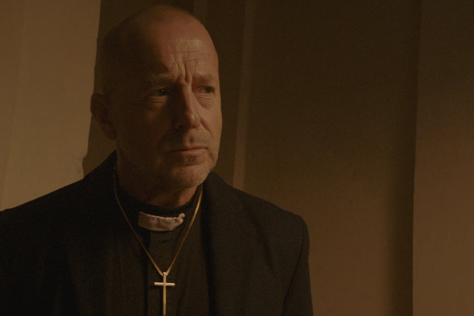 In dem neuen Thriller "Manipulation" spielt Heino Ferch (61) die Rolle eines Priesters.