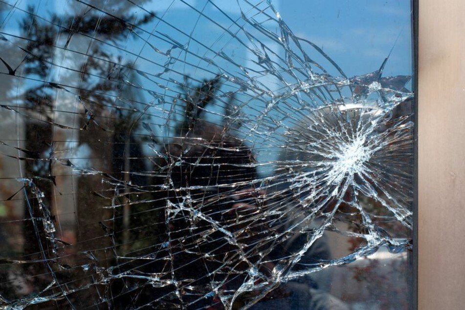 Mit Pflastersteinen wurde die Eingangstür des Büros der AfD in Saalfeld attackiert. (Symbolbild)