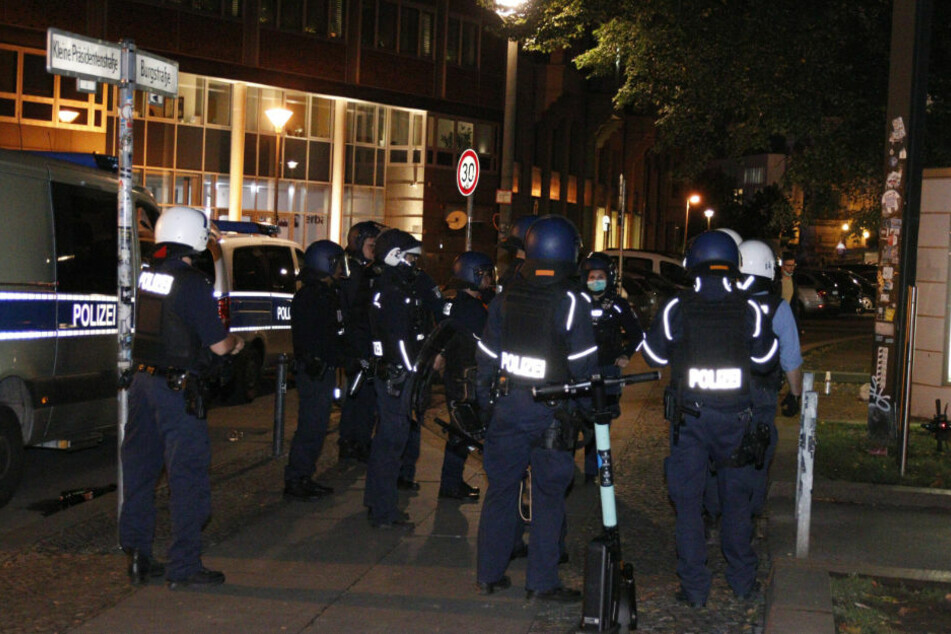 Erneut war in Berlin ein Großaufgebot der Polizei nötig, um eine illegale Corona-Pary aufzulösen.