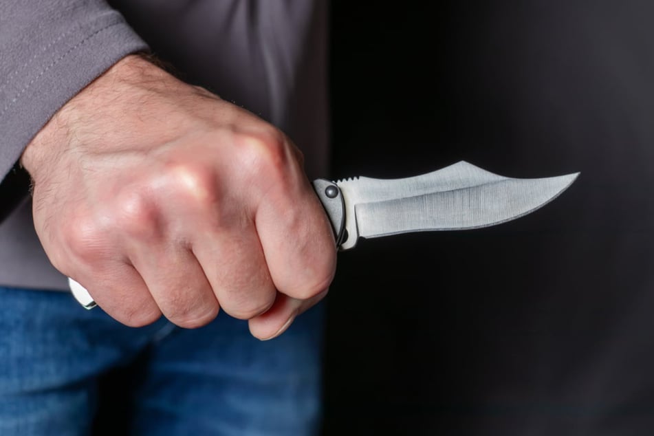 Ein 37-Jähriger wurde mit einem Messer am Oberarm verletzt. (Symbolbild)