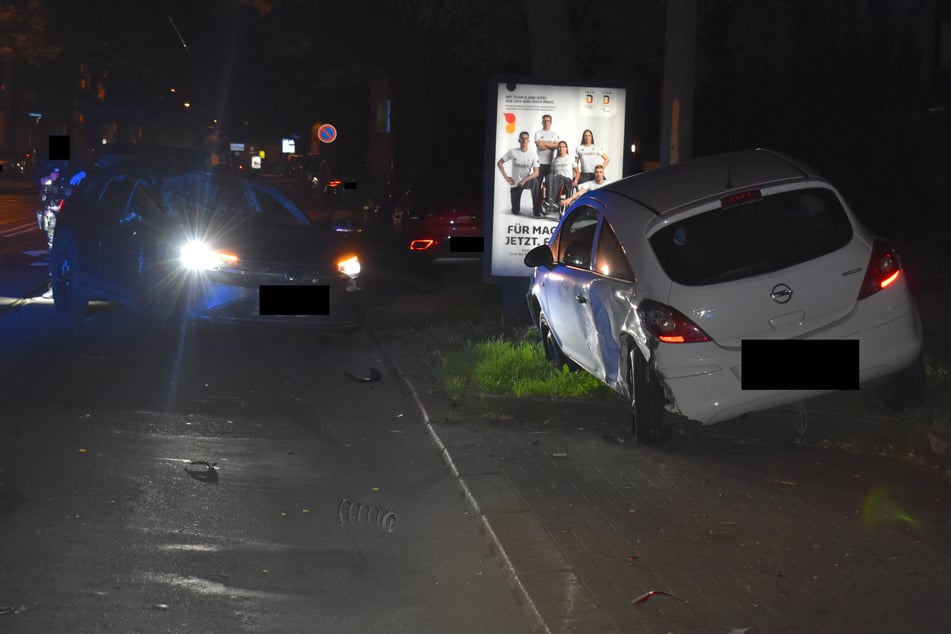 Ein Kleinwagen war in der Nacht in Magdeburg gegen zwei geparkte Autos gekracht.