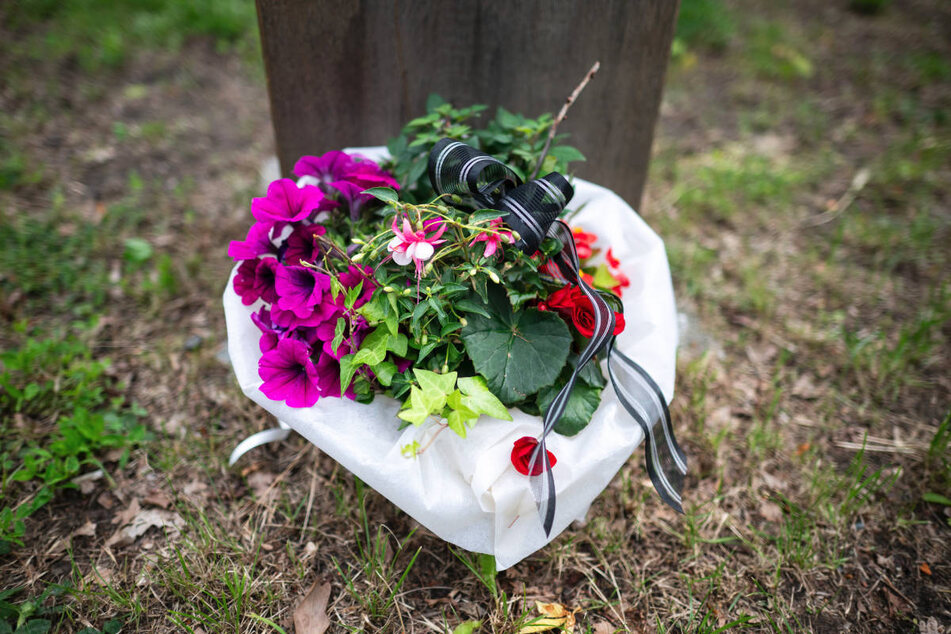 Ein Blumenstrauß erinnert an den verstorbenen Orazio Giamblanco am nach ihm benannten Platz in Trebbin.