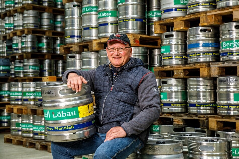 Steffen Dittmar (56) stellt aus dem nicht genutzten Bier der geschlossenen Gastronomien Bierbrand her.