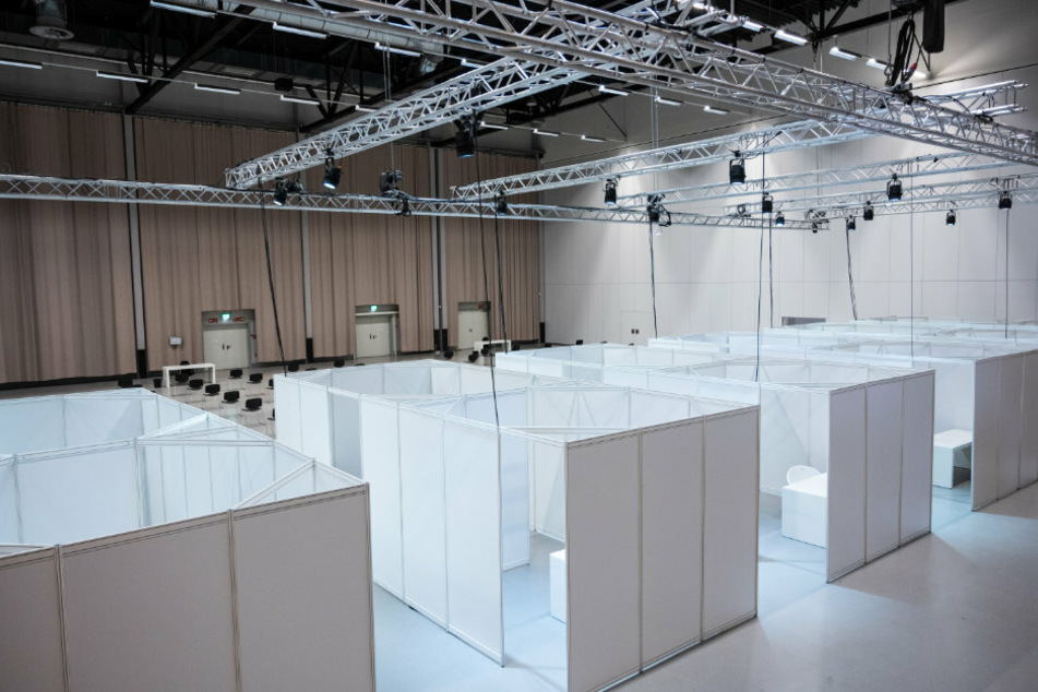 In der Metropolis Halle ist ein Impfzentrum mit Impfkabinen und Wartebereich aufgebaut.
