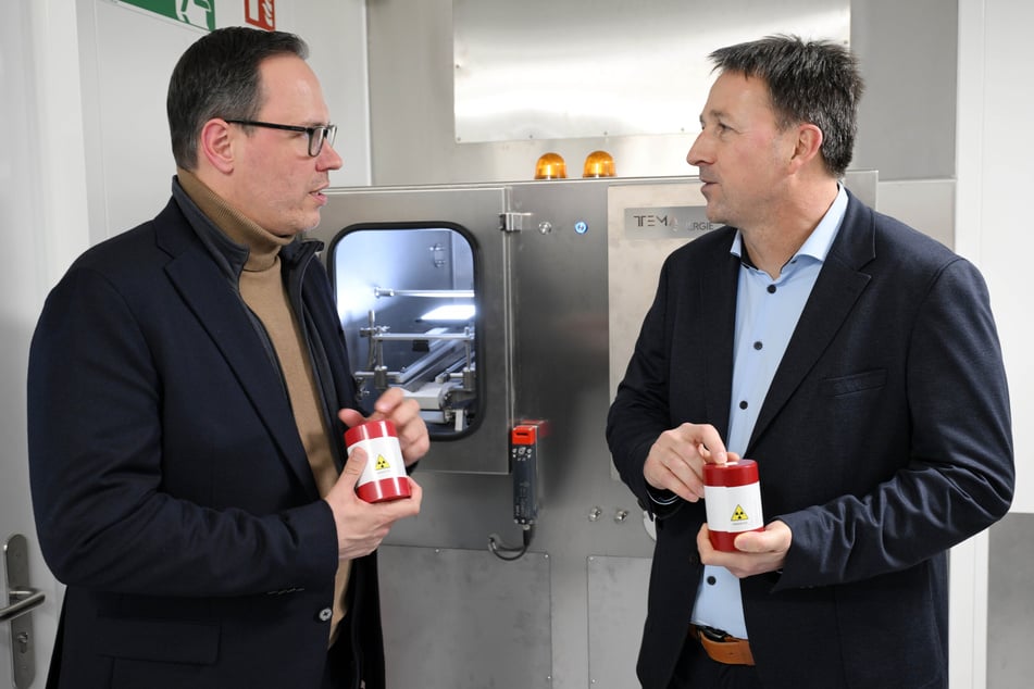 Marco Müller (55, r.) zeigte Sachsens Wirtschaftsminister Dirk Panter (51, SPD) das Unternehmen ABX in Radeberg.