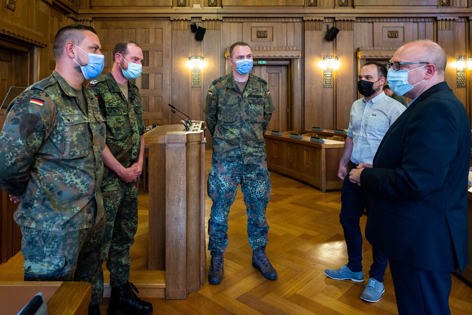 OB Sven Schulze (49, SPD) verabschiedete am Freitag Stabsunteroffizier Christ (31, v.l.), Oberstleutnant Wilhelm (45) und Hauptfeldwebel Flügel (28).