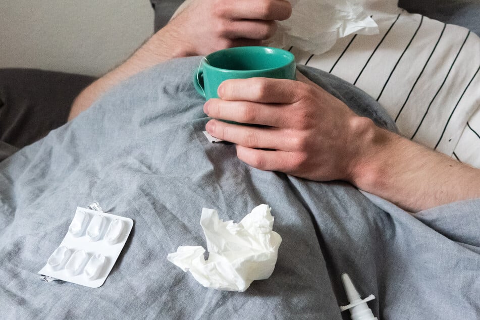 Beim Menschen treten die ersten Symptome meist grippeähnlich auf. (Symbolfoto)