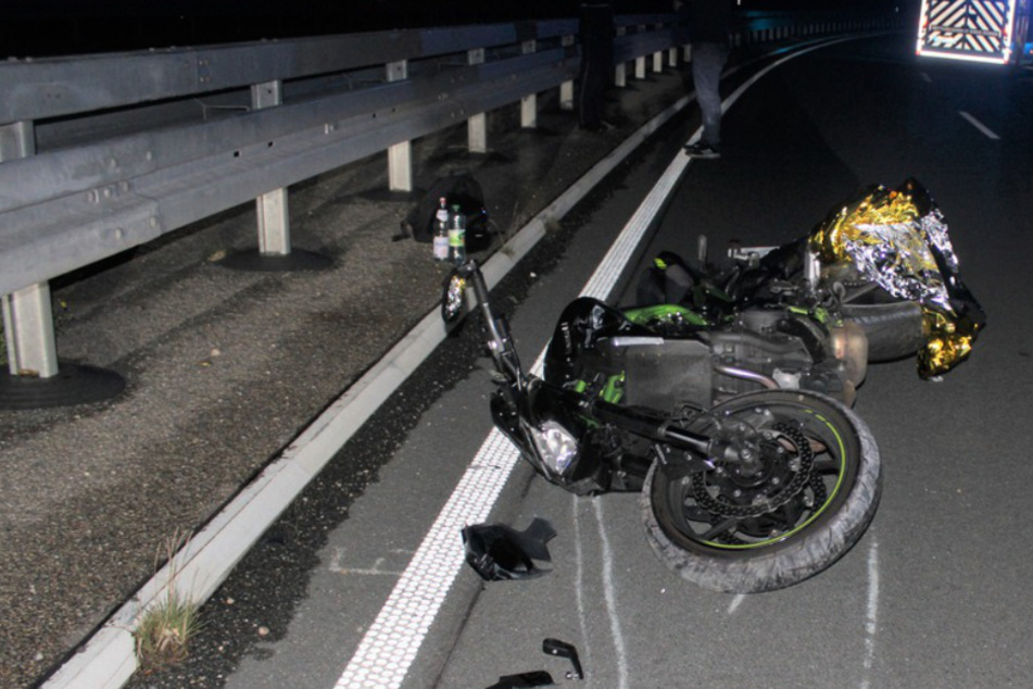 Das Motorrad der 20-Jährigen wurde durch den Unfall stark beschädigt.