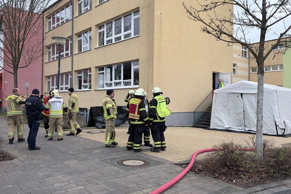 Gegen 10 Uhr machten sie sich nach einer Meldung auf den Weg zu der Schule.