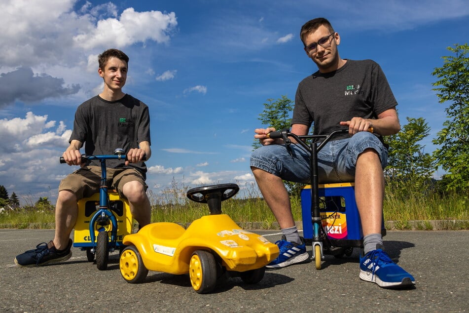 Pascal Jahn (20, l.) und Martin Bauer (19) aus dem Erzgebirge planen den Bau von Bobbycars mit E-Motoren.