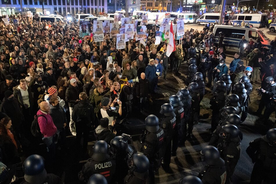 7. November 2020 in Leipzig: An der Kundgebung gegen die von Bund und Ländern beschlossenen Corona-Maßnahmen nahmen mehrere Tausend Menschen teil.