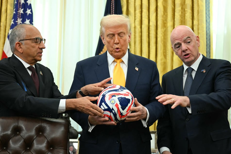 Donald Trump (c.) will attend the final of the newly expanded FIFA Club World Cup on Sunday.