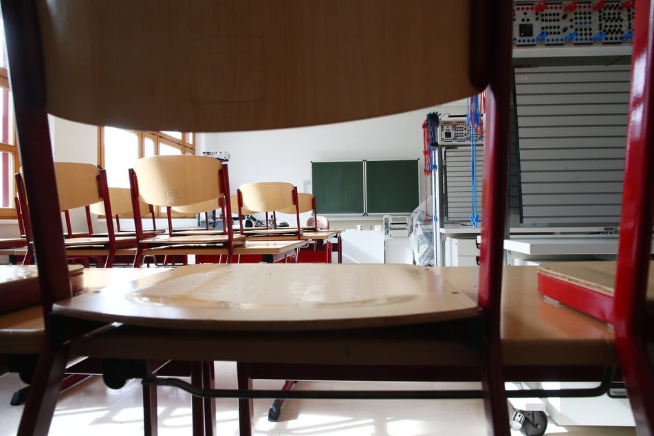 Gegen einen 63-jährigen Lehrer stehen schwere Vorwürfe im Raum. (Symbolfoto)