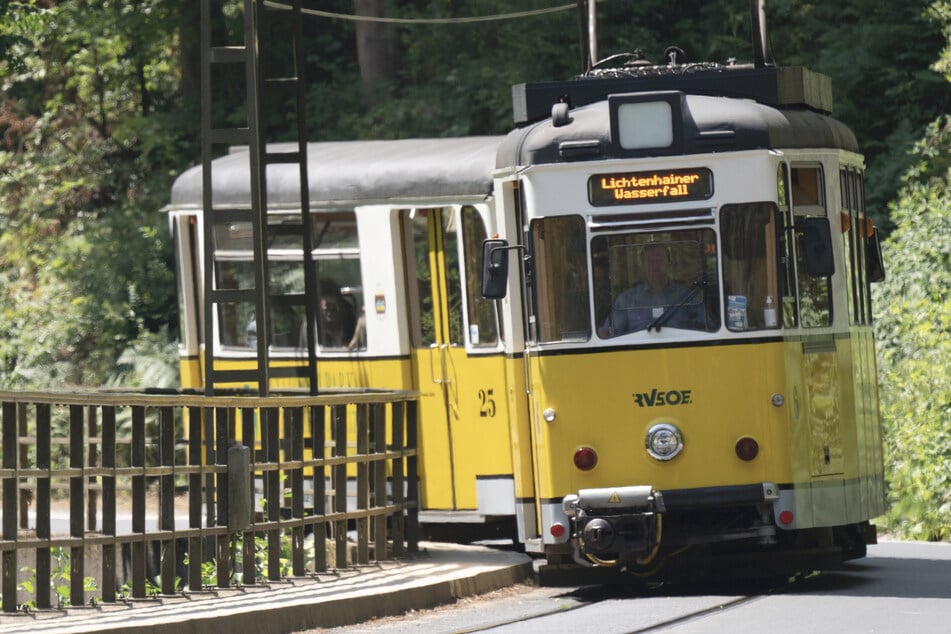 Die knallgelbe Kirnitzschtalbahn pendelt zwischen Bad Schandau und dem Lichtenhainer Wasserfall - eigentlich.