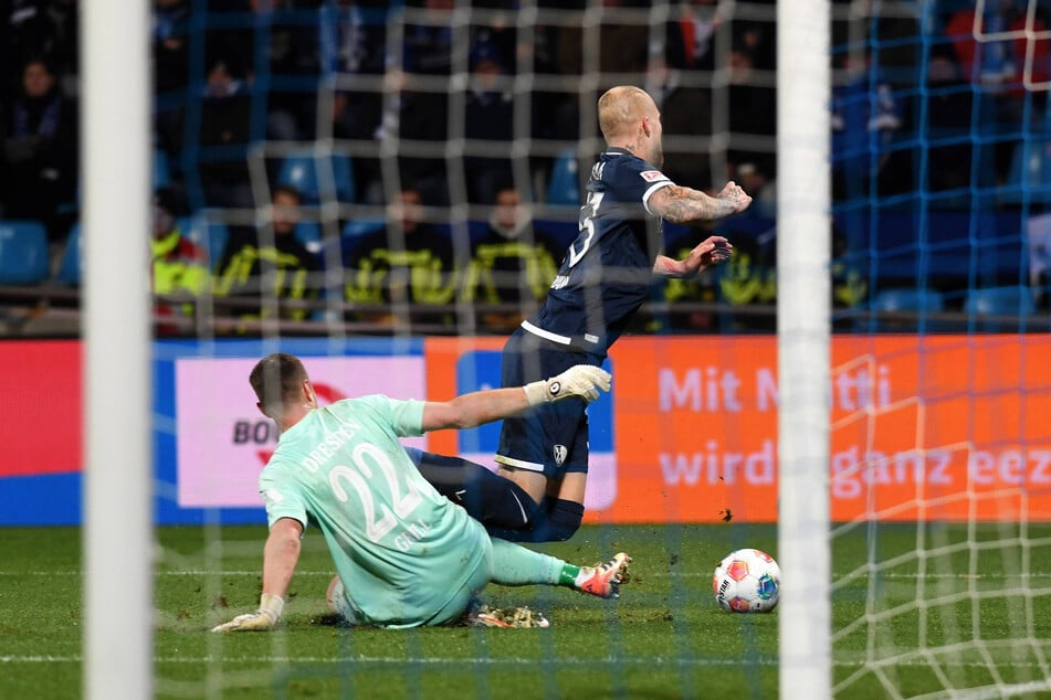 In der 74. Minute versprang Lennart Grill (26) der Ball, danach foulte er Philipp Hofmann (32).