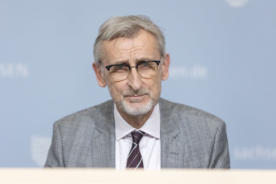 Null Bock gegen rechts? - Innenminister Armin Schuster (64, CDU).