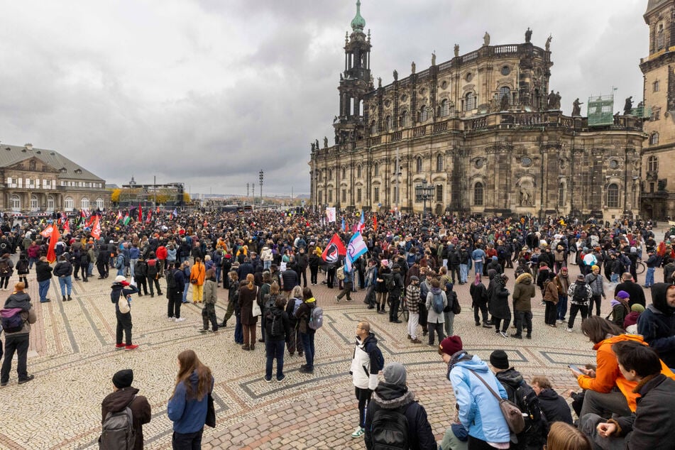 Am Theaterplatz trafen deutlich mehr Teilnehmer ein als angekündigt.