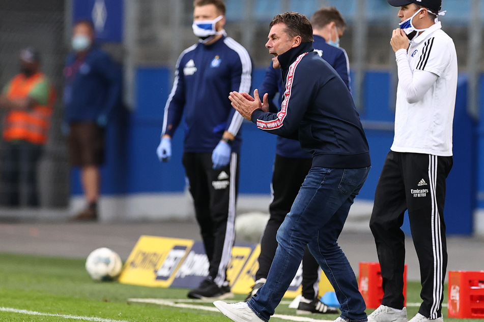 HSV-Trainer Dieter Hecking feuert seine Mannschaft an.
