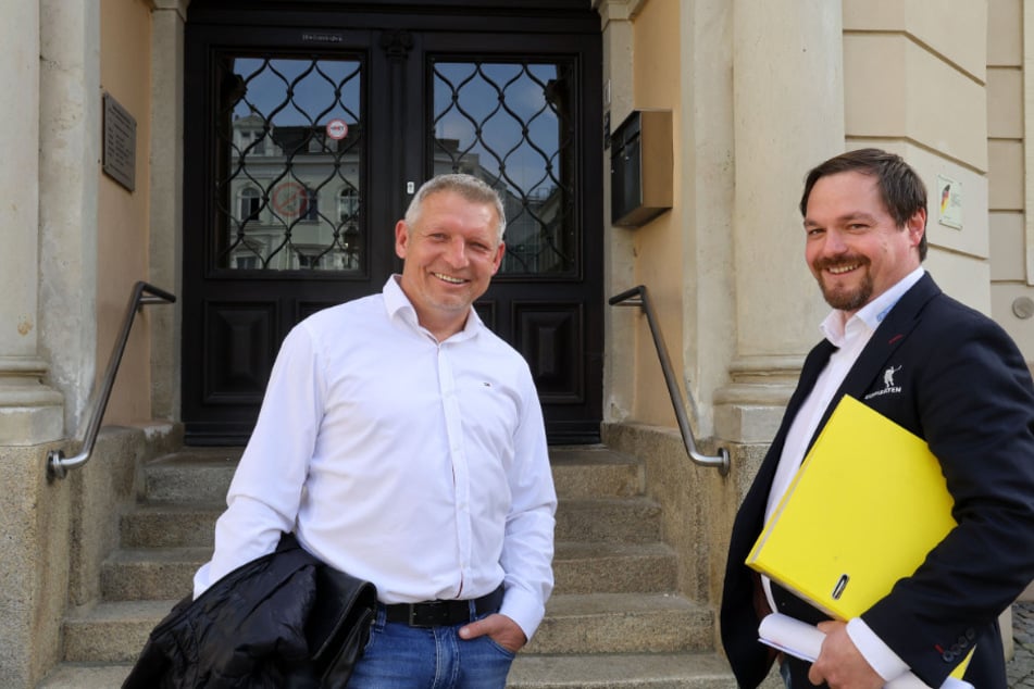 Eispiraten-Geschäftsführer Jörg Buschmann (r.) versucht trotz Verzögerungen optimistisch zu bleiben.