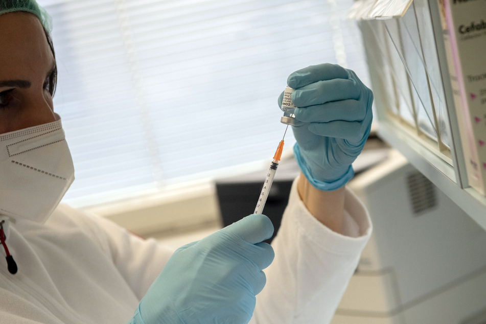 In einer Hausarztpraxis wird eine Spritze mit dem Biontech-Impfstoff Comirnaty gegen das Coronavirus aufgezogen. Berliner, die über 60 Jahre alte sind können sich auch bei ihrem Hausarzt impfen lassen.