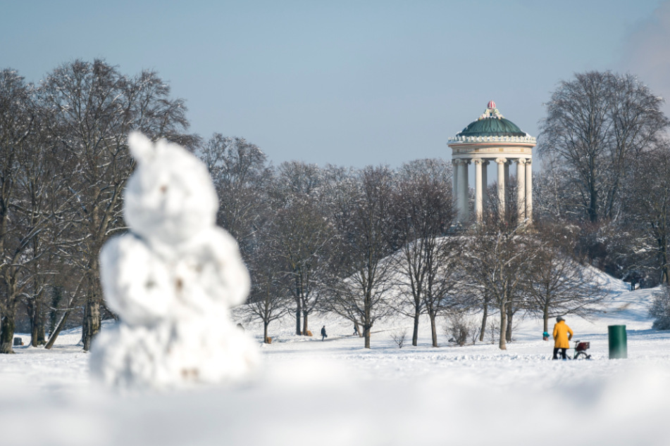 Ein Schneemann steht vor dem Monopteros im Englischen Garten. (Archivbild)