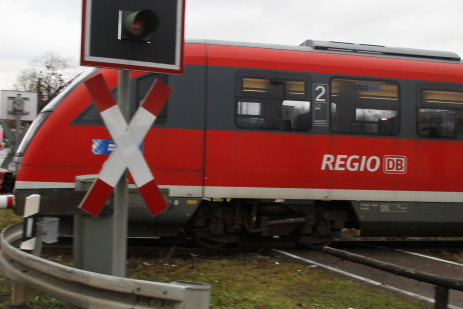 Regionalzug rammt Auto auf Bahnübergang! 18-jähriger Fahrer in Lebensgefahr