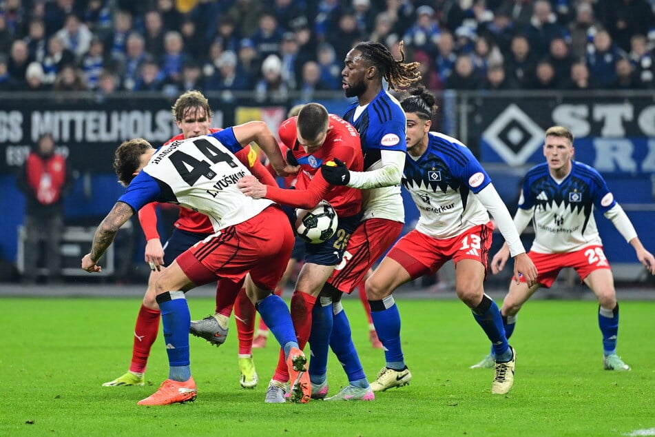 Das intensive Nord-Duell zwischen dem HSV und Zweitligist Holstein Kiel fand durchaus auf Augenhöhe statt.