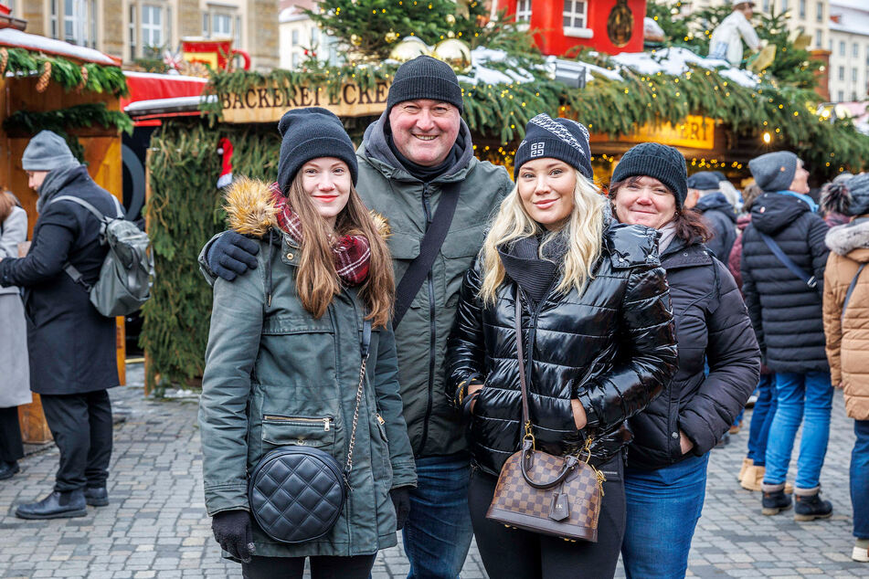 Alena (21), Milos (53), Jana (24), Karolina (51) nutzen den Familienausflug zum Striezeln und Shoppen.