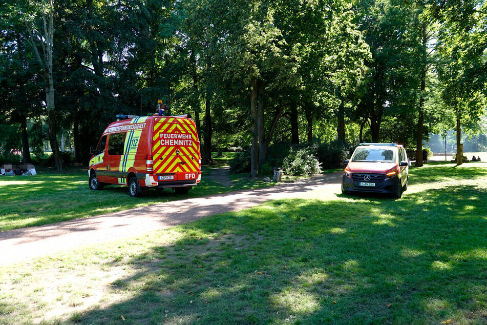 Feuerwehr und Rettungsdienst kümmerten sich am Schloßteich um einen Betrunkenen.