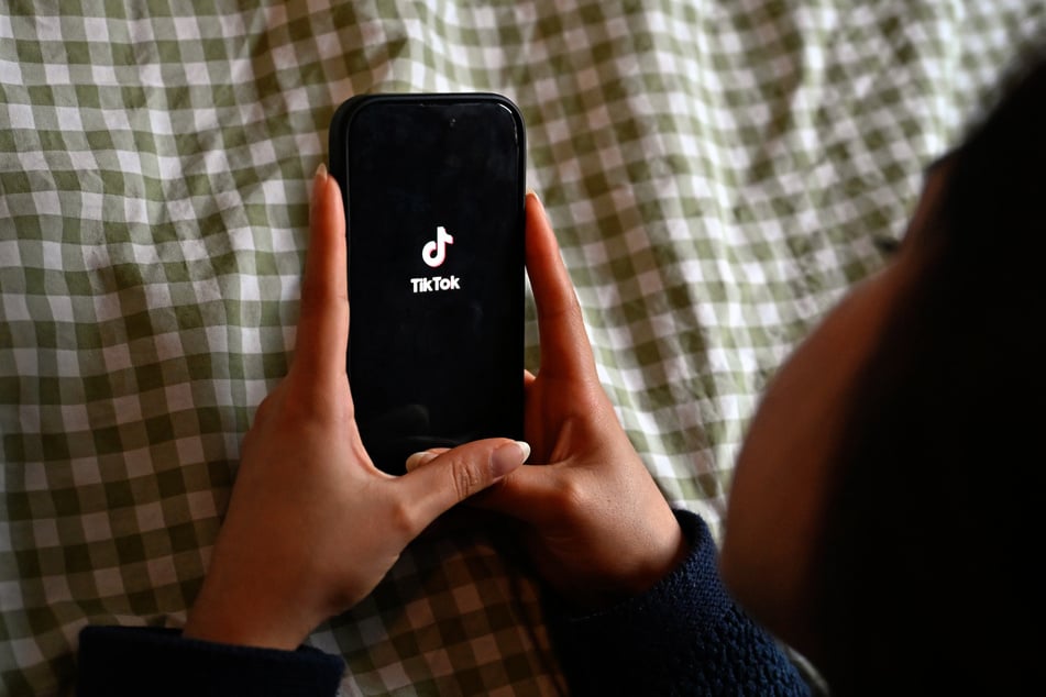 Die 13-Jährige hatte das vermeintlich andere Mädchen über TikTok kennengelernt. Nach einigen Wochen kam dann die Aufforderung, sich nackt zu zeigen. (Symbolfoto)