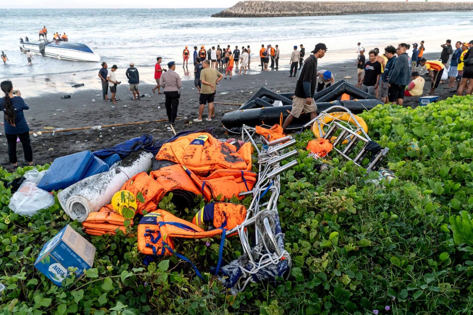 Reichlich Rettungswesten an Land liegen am Strand von Sanur, wo das Unglück geschah.
