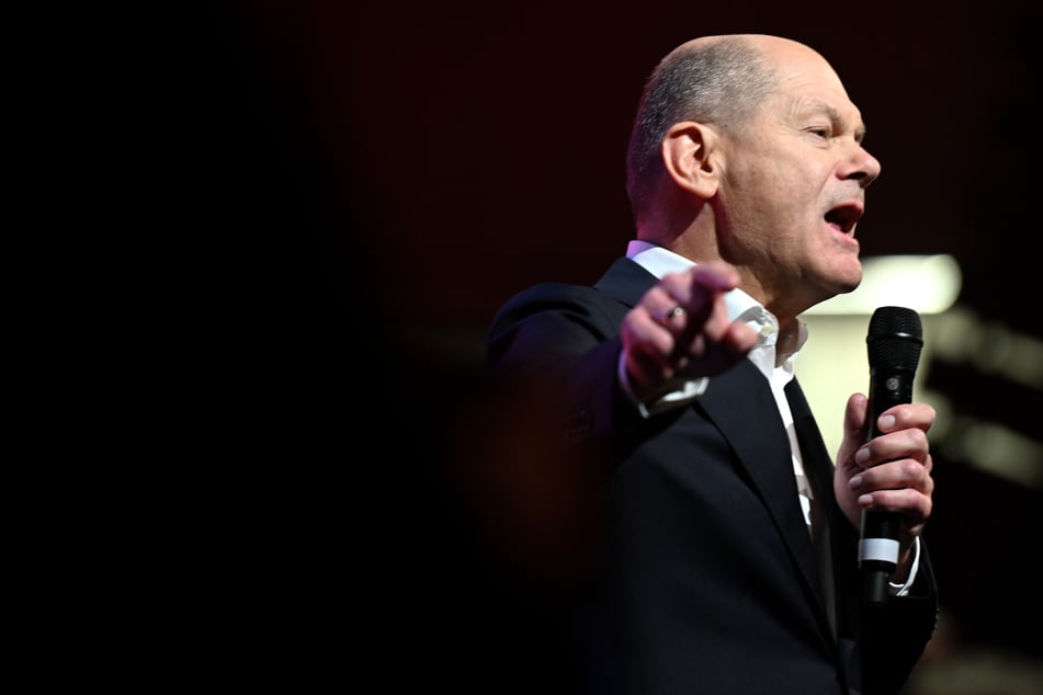 Bundeskanzler Olaf Scholz (66, SPD) steht beim Wahlkampfabschluss der SPD in der Westfalenhallen auf der Bühne.